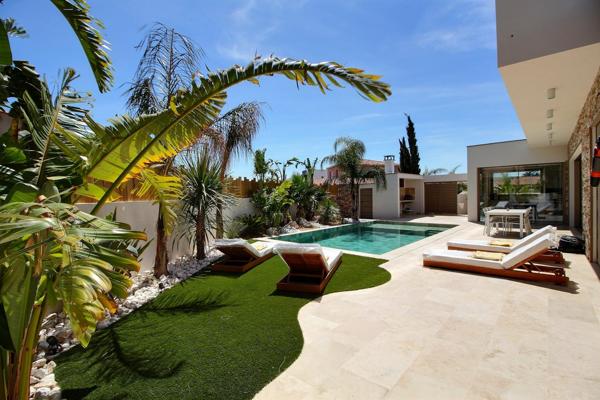 Villa d’architecte contemporaine, 200 m², piscine, volumes spectaculaires et jardin paysager à 15 minutes des plages