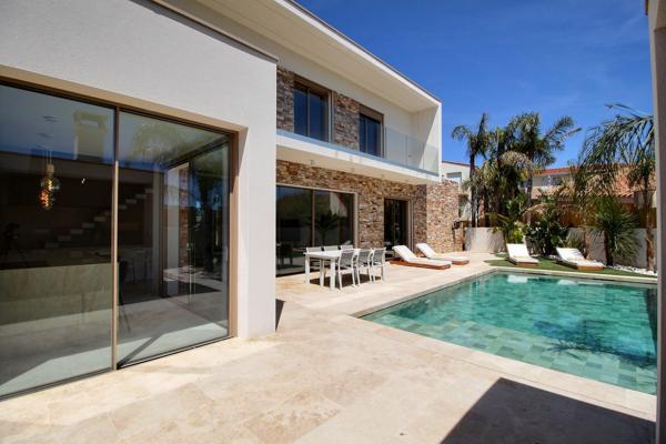Villa d’architecte contemporaine, 200 m², piscine, volumes spectaculaires et jardin paysager à 15 minutes des plages