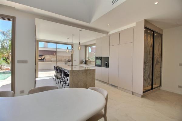 Villa d’architecte contemporaine, 200 m², piscine, volumes spectaculaires et jardin paysager à 15 minutes des plages