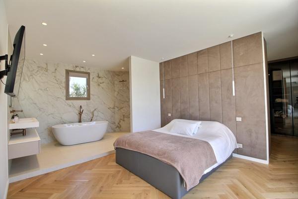 Villa d’architecte contemporaine, 200 m², piscine, volumes spectaculaires et jardin paysager à 15 minutes des plages