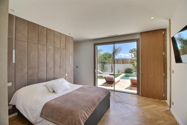 Villa d’architecte contemporaine, 200 m², piscine, volumes spectaculaires et jardin paysager à 15 minutes des plages