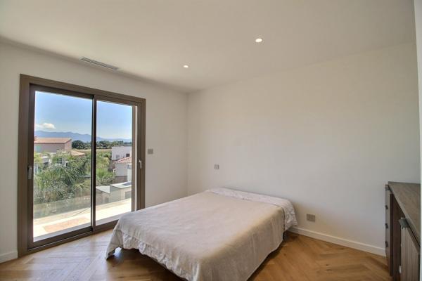 Villa d’architecte contemporaine, 200 m², piscine, volumes spectaculaires et jardin paysager à 15 minutes des plages