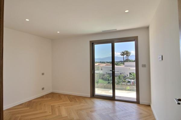 Villa d’architecte contemporaine, 200 m², piscine, volumes spectaculaires et jardin paysager à 15 minutes des plages