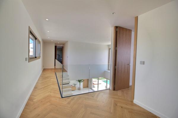 Villa d’architecte contemporaine, 200 m², piscine, volumes spectaculaires et jardin paysager à 15 minutes des plages