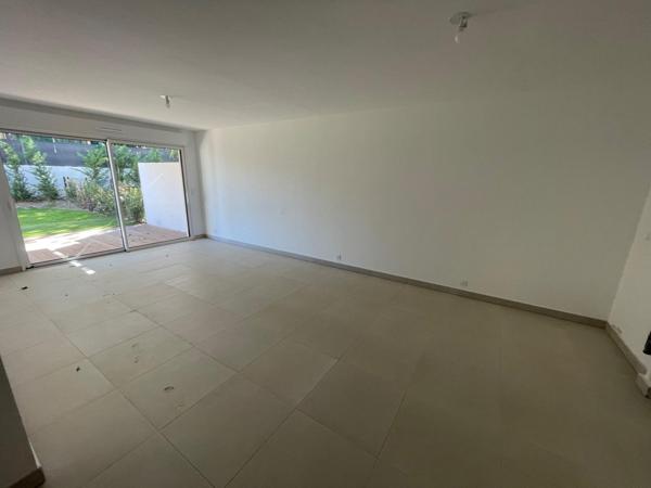 Saint Raphaël dans petite résidence, bureau de 69 m²