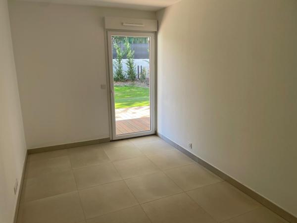 Saint Raphaël dans petite résidence, bureau de 69 m²