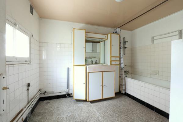 Murs libres d'un LOCAL COMMERCIAL à vendre rue Eugène LEDUC à LAON (02)