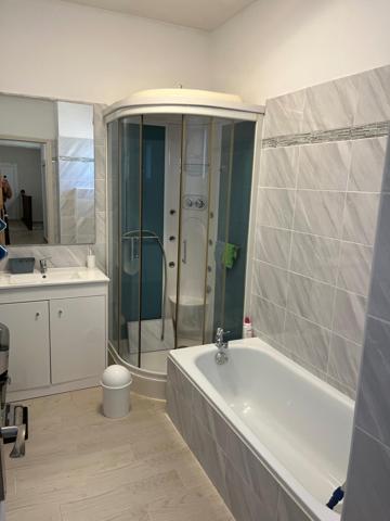 Belle maison rénovée avec cour, terrasse et garage