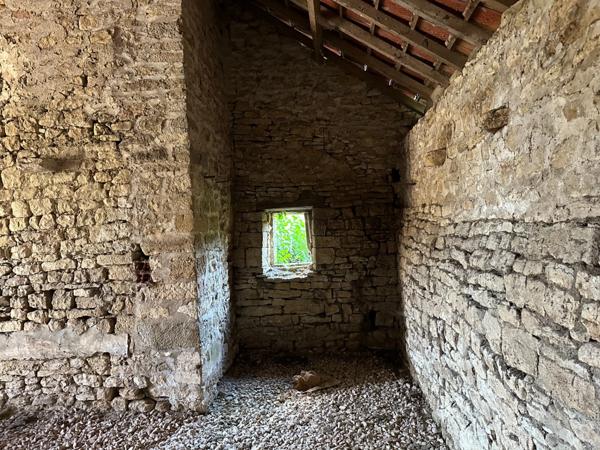 Ensemble de grange et écurie en pierre avec jardin, dans un environnement paisible proche de POUILLY EN AUXOIS (21)