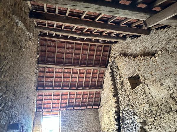 Ensemble de grange et écurie en pierre avec jardin, dans un environnement paisible proche de POUILLY EN AUXOIS (21)