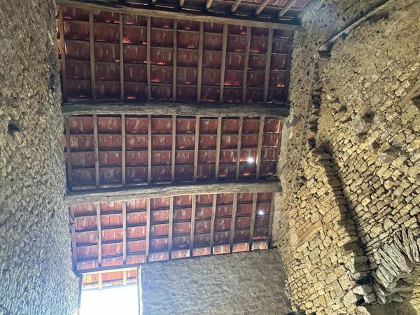 Ensemble de grange et écurie en pierre avec jardin, dans un environnement paisible proche de POUILLY EN AUXOIS (21)