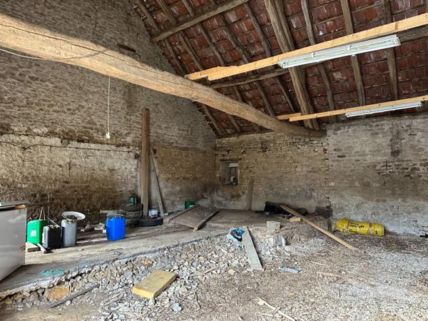 Ensemble de grange et écurie en pierre avec jardin, dans un environnement paisible proche de POUILLY EN AUXOIS (21)