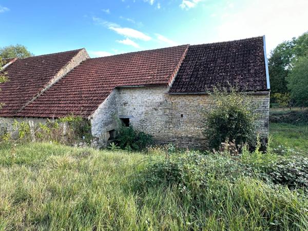 Ensemble de grange et écurie en pierre avec jardin, dans un environnement paisible proche de POUILLY EN AUXOIS (21)