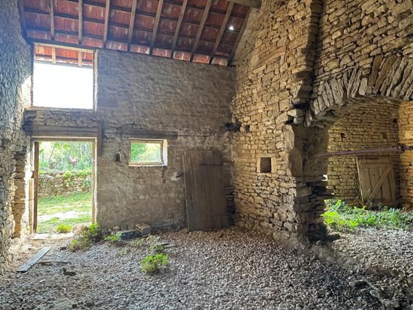 Ensemble de grange et écurie en pierre avec jardin, dans un environnement paisible proche de POUILLY EN AUXOIS (21)