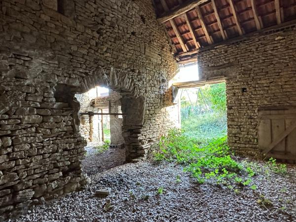 Ensemble de grange et écurie en pierre avec jardin, dans un environnement paisible proche de POUILLY EN AUXOIS (21)