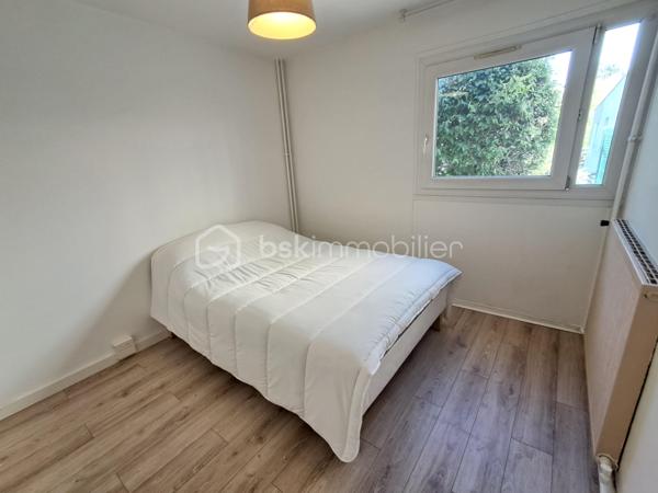 Situé dans une PETITE COPROPRIÉTÉ COTÉ COUR ( 24 lots )CALME , FERMÉE et SÉCURISÉE , venez découvrir cet appartement entièrement rénové , idéal pour une résidence principale ou un investissement locatif.
 Se compose comme suit :Une entrée de 6m²  avec placards , un séjour LUMINEUX DE  16.38m² , une cuisine fermée AMÉNAGÉE de 8.40m²(possibilité d'ouverture ) une salle de bains , une chambre , WC séparés .

Proches des transports: Metro ligne 7 STATION Louis Aragon  et futur métro ligne 15 (10mn à pied )