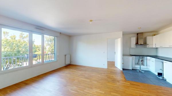 81.68 m2 - Pas de travaux - Grand sejour - 2 pieces d eau - Parking