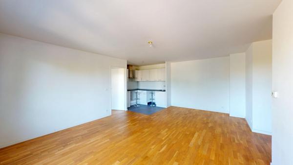 81.68 m2 - Pas de travaux - Grand sejour - 2 pieces d eau - Parking