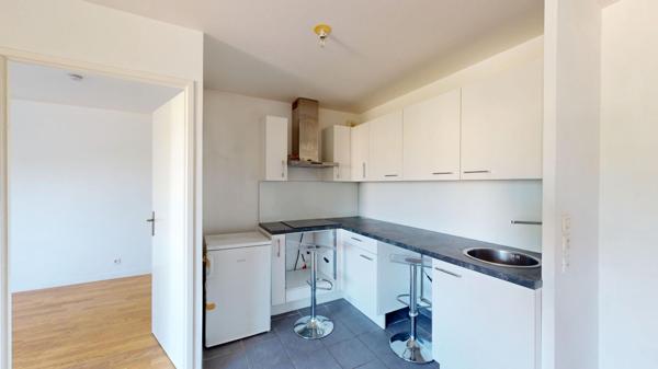 81.68 m2 - Pas de travaux - Grand sejour - 2 pieces d eau - Parking