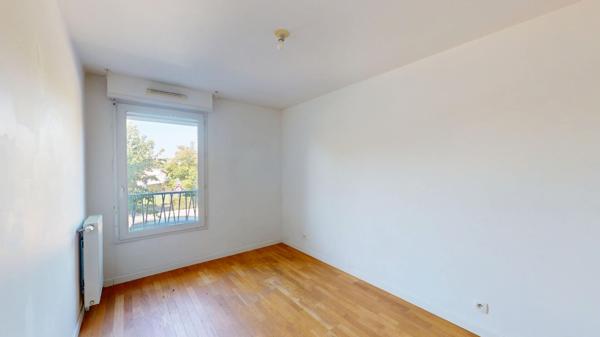 81.68 m2 - Pas de travaux - Grand sejour - 2 pieces d eau - Parking