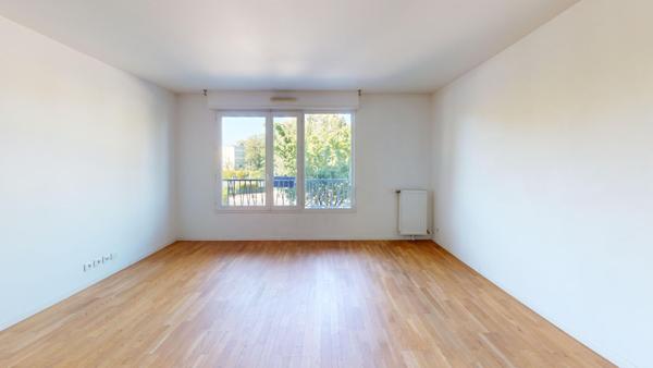 81.68 m2 - Pas de travaux - Grand sejour - 2 pieces d eau - Parking