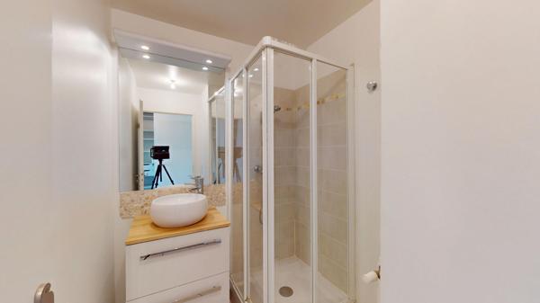 81.68 m2 - Pas de travaux - Grand sejour - 2 pieces d eau - Parking