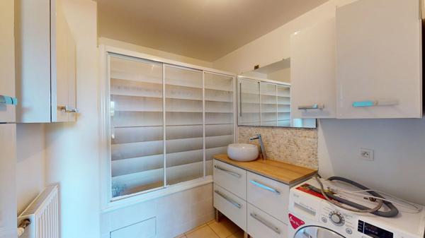 81.68 m2 - Pas de travaux - Grand sejour - 2 pieces d eau - Parking