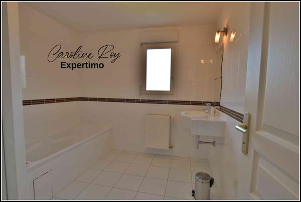 Clisson (44190) CLISSON - Maison contemporaine 4 chambres, garage sur 990 m² de terrain clos et arboré.