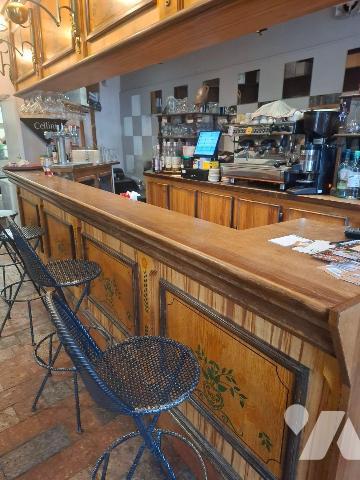 À vendre, très belle affaire,  fonds commercial bar restaurant situé à Henrichemont, dans le dé...