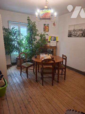 À vendre, très belle affaire,  fonds commercial bar restaurant situé à Henrichemont, dans le dé...