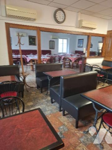 À vendre, très belle affaire,  fonds commercial bar restaurant situé à Henrichemont, dans le dé...