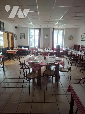 À vendre, très belle affaire,  fonds commercial bar restaurant situé à Henrichemont, dans le dé...