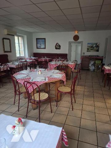 À vendre, très belle affaire,  fonds commercial bar restaurant situé à Henrichemont, dans le dé...