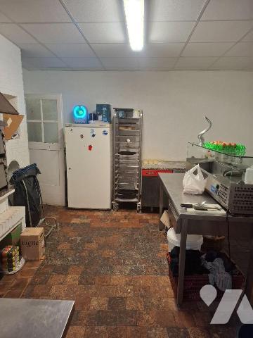 À vendre, très belle affaire,  fonds commercial bar restaurant situé à Henrichemont, dans le dé...