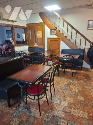 À vendre, très belle affaire,  fonds commercial bar restaurant situé à Henrichemont, dans le dé...