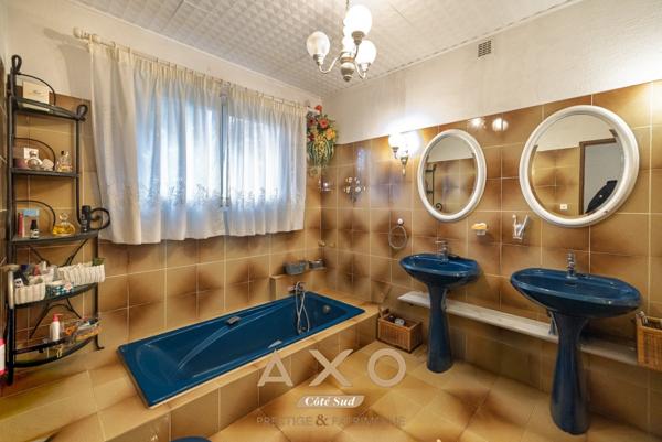 SUPER GÉMENOS  MAISON PROVENÇALE  ENVIRONNEMENT CALME  VUE COLLINES  PISCINE  TERRAIN 2 544 m²  APPARTEMENT INDÉPENDANT