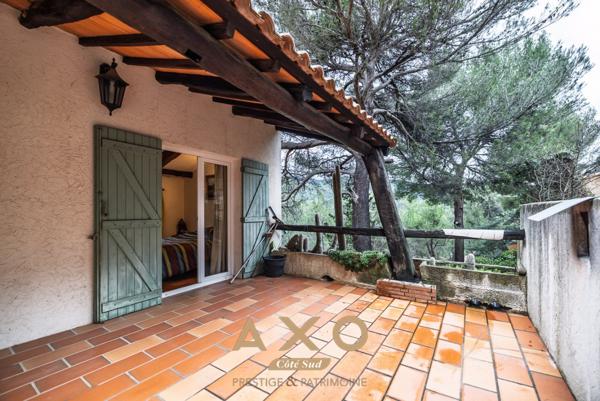 SUPER GÉMENOS  MAISON PROVENÇALE  ENVIRONNEMENT CALME  VUE COLLINES  PISCINE  TERRAIN 2 544 m²  APPARTEMENT INDÉPENDANT