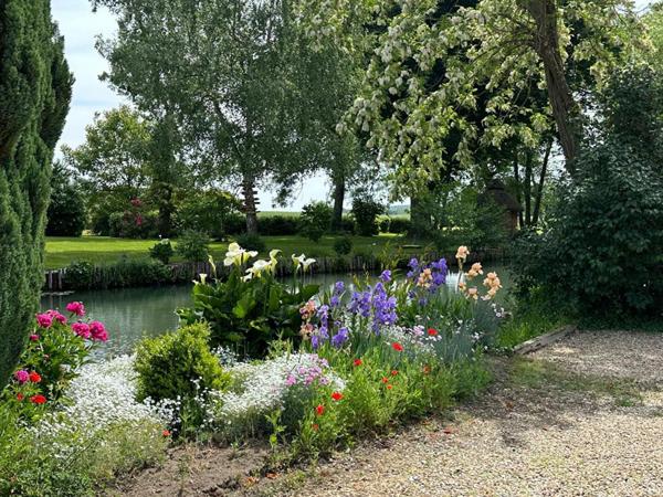 INCROYABLE PROPRIETE, avec ETANG bordée par rivière sur plus de 4,5 Hectares