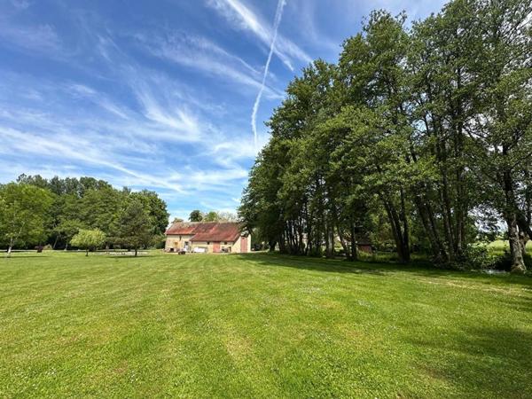 INCROYABLE PROPRIETE, avec ETANG bordée par rivière sur plus de 4,5 Hectares