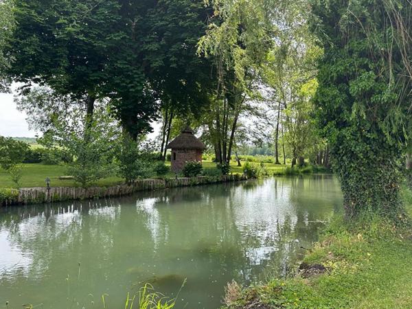 INCROYABLE PROPRIETE, avec ETANG bordée par rivière sur plus de 4,5 Hectares