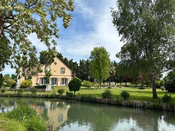 INCROYABLE PROPRIETE, avec ETANG bordée par rivière sur plus de 4,5 Hectares