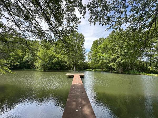 INCROYABLE PROPRIETE, avec ETANG bordée par rivière sur plus de 4,5 Hectares