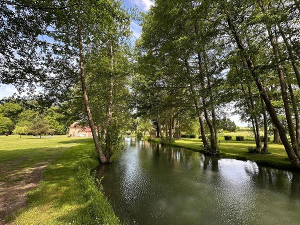 INCROYABLE PROPRIETE, avec ETANG bordée par rivière sur plus de 4,5 Hectares