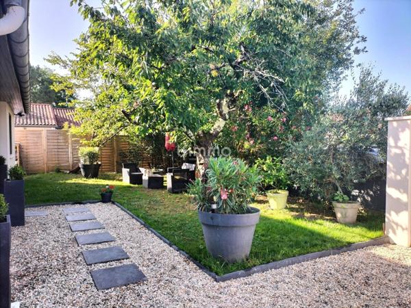 Maison rénovée avec jardin et garage
