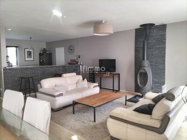 Maison rénovée avec jardin et garage