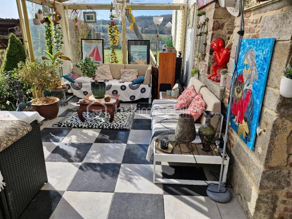 Nous vous présentons cette maison atypique de caractère de plus de 110m² à proximité de Lisieux, qui se compose d'une salle à manger-salon ouvert, d'une cuisine aménagée, également une véranda de 15m² avec son poêle à granulés et d'un WC.
Au premier étage, un palier de 2 chambres, mais également une troisième pièce bureau ainsi qu'une salle de bain avec son WC.
Au second étage, une chambre sur toute la surface avec son dressing 
La propriété dispose également d'une cave, d'un double garage, et de plusieurs dépendances idéales pour aménager d'autres logements
Située à proximité de Lisieux et proche de toutes commodités, cette maison de caractère est idéale pour un premier achat ou investissement locatif.
Rare sur le secteur, à visiter rapidement !