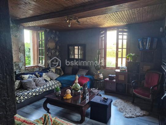 Nous vous présentons cette maison atypique de caractère de plus de 110m² à proximité de Lisieux, qui se compose d'une salle à manger-salon ouvert, d'une cuisine aménagée, également une véranda de 15m² avec son poêle à granulés et d'un WC.
Au premier étage, un palier de 2 chambres, mais également une troisième pièce bureau ainsi qu'une salle de bain avec son WC.
Au second étage, une chambre sur toute la surface avec son dressing 
La propriété dispose également d'une cave, d'un double garage, et de plusieurs dépendances idéales pour aménager d'autres logements
Située à proximité de Lisieux et proche de toutes commodités, cette maison de caractère est idéale pour un premier achat ou investissement locatif.
Rare sur le secteur, à visiter rapidement !
