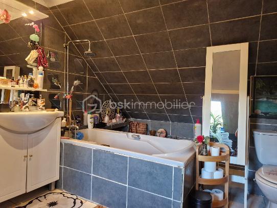 Nous vous présentons cette maison atypique de caractère de plus de 110m² à proximité de Lisieux, qui se compose d'une salle à manger-salon ouvert, d'une cuisine aménagée, également une véranda de 15m² avec son poêle à granulés et d'un WC.
Au premier étage, un palier de 2 chambres, mais également une troisième pièce bureau ainsi qu'une salle de bain avec son WC.
Au second étage, une chambre sur toute la surface avec son dressing 
La propriété dispose également d'une cave, d'un double garage, et de plusieurs dépendances idéales pour aménager d'autres logements
Située à proximité de Lisieux et proche de toutes commodités, cette maison de caractère est idéale pour un premier achat ou investissement locatif.
Rare sur le secteur, à visiter rapidement !