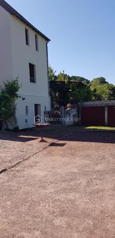 Nous vous présentons cette maison atypique de caractère de plus de 110m² à proximité de Lisieux, qui se compose d'une salle à manger-salon ouvert, d'une cuisine aménagée, également une véranda de 15m² avec son poêle à granulés et d'un WC.
Au premier étage, un palier de 2 chambres, mais également une troisième pièce bureau ainsi qu'une salle de bain avec son WC.
Au second étage, une chambre sur toute la surface avec son dressing 
La propriété dispose également d'une cave, d'un double garage, et de plusieurs dépendances idéales pour aménager d'autres logements
Située à proximité de Lisieux et proche de toutes commodités, cette maison de caractère est idéale pour un premier achat ou investissement locatif.
Rare sur le secteur, à visiter rapidement !
