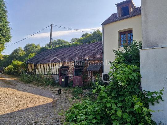 Nous vous présentons cette maison atypique de caractère de plus de 110m² à proximité de Lisieux, qui se compose d'une salle à manger-salon ouvert, d'une cuisine aménagée, également une véranda de 15m² avec son poêle à granulés et d'un WC.
Au premier étage, un palier de 2 chambres, mais également une troisième pièce bureau ainsi qu'une salle de bain avec son WC.
Au second étage, une chambre sur toute la surface avec son dressing 
La propriété dispose également d'une cave, d'un double garage, et de plusieurs dépendances idéales pour aménager d'autres logements
Située à proximité de Lisieux et proche de toutes commodités, cette maison de caractère est idéale pour un premier achat ou investissement locatif.
Rare sur le secteur, à visiter rapidement !